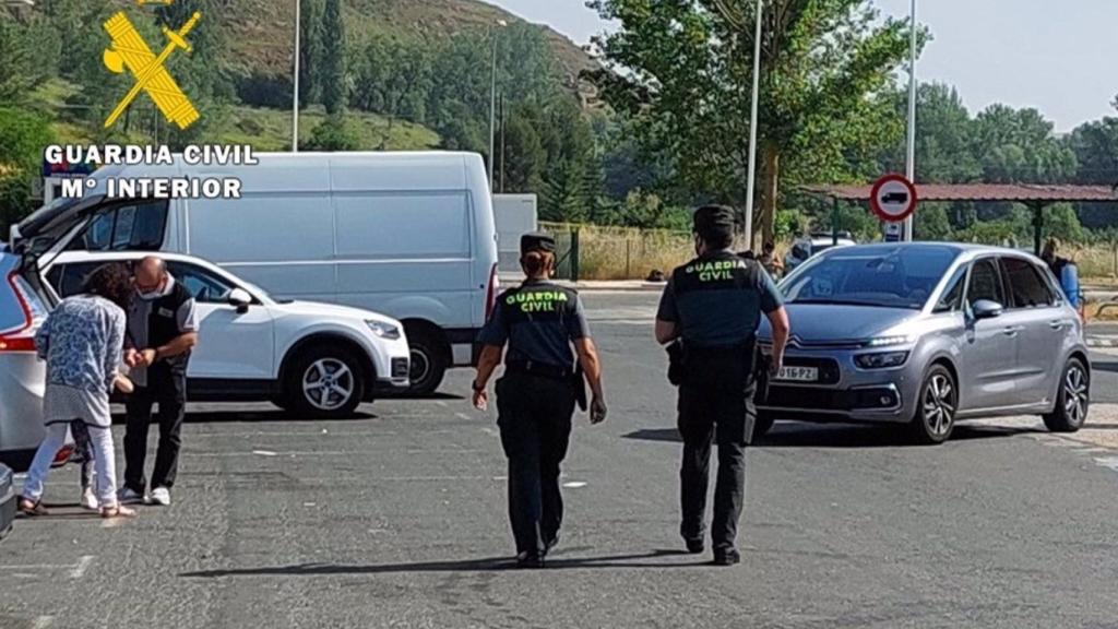 Agentes de la Guardia Civil de servicio en un área de descanso
