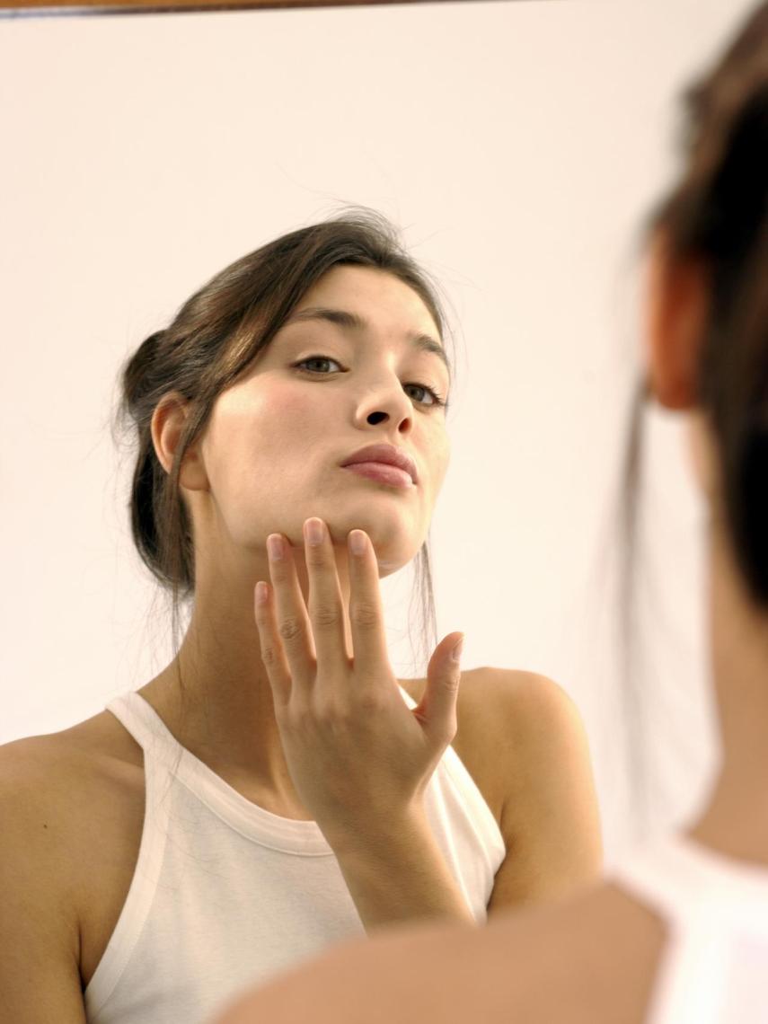 Exfoliar el cutis regularmente ayuda a eliminar las células muertas.