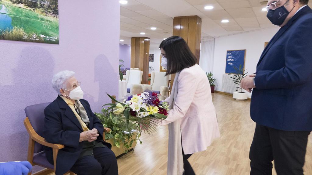La ministra Carolina Darias en la residencia de ancianos de Guadalajara.