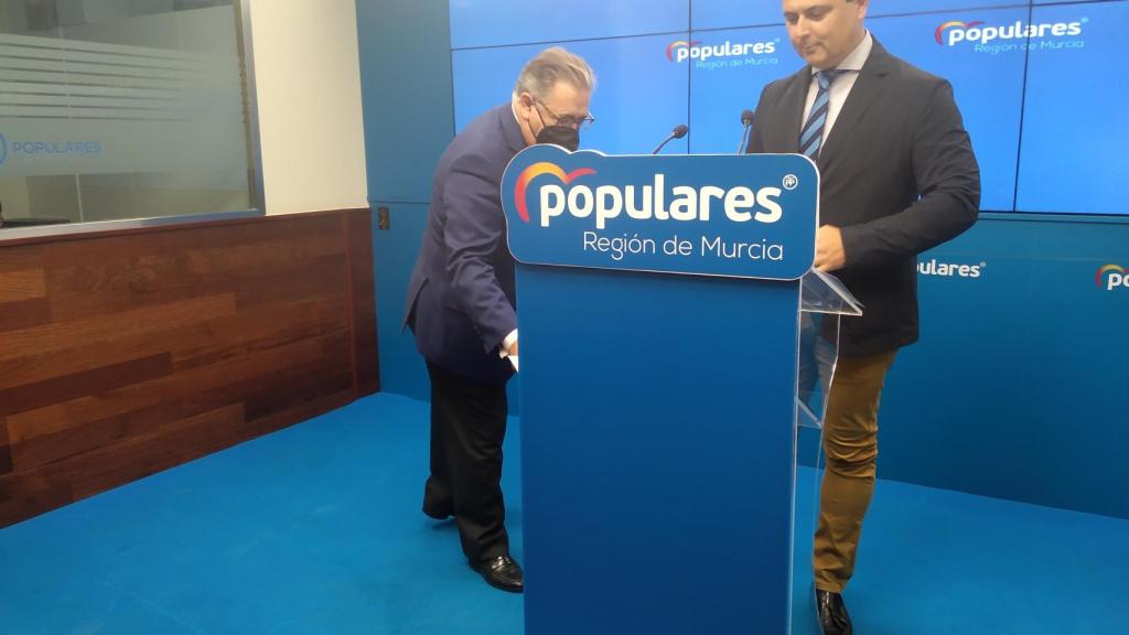 El secretario de organización del PP en Murcia, José Miguel Luengo, este lunes, junto a Juan Ignacio Zoido.