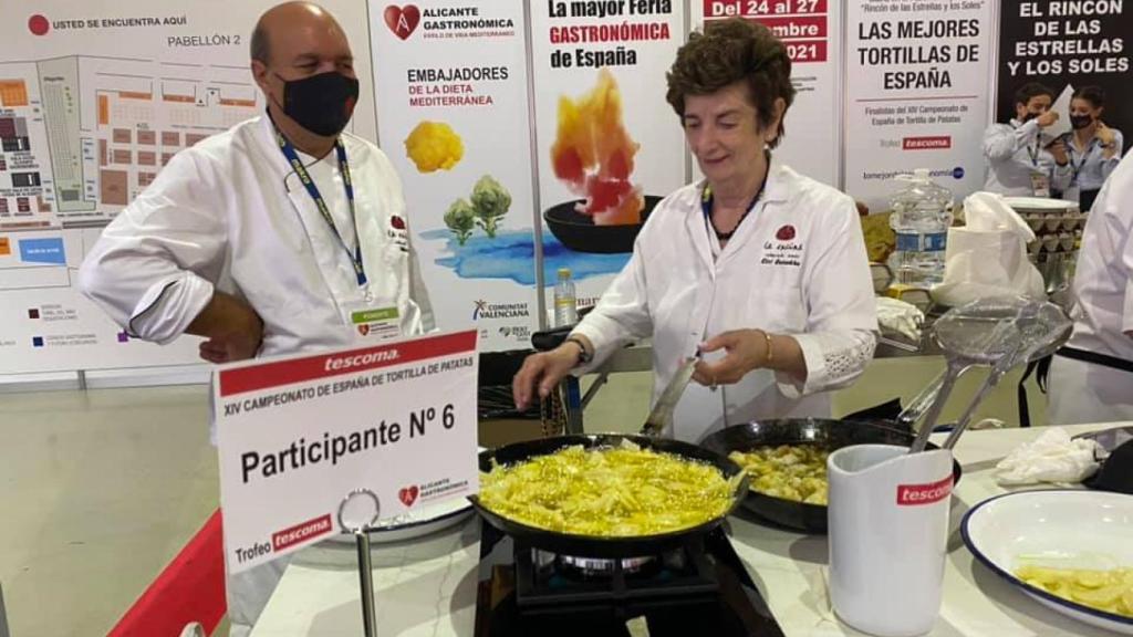 Ciri haciendo la tortilla