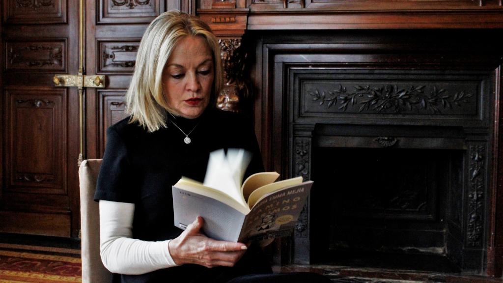 María Emma Mejía con su libro en la Casa de América de Madrid.