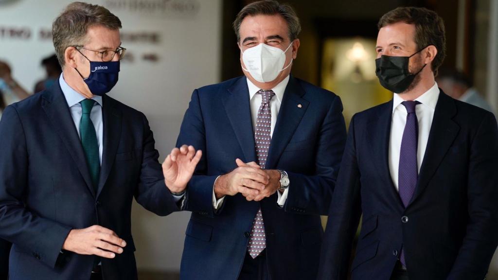 Feijóo, Schinas y Casado, este lunes en Santiago.