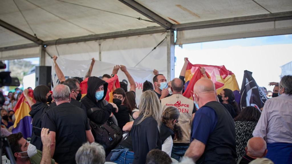 Algunos de los convocados por MAR, durante el escrache a Iglesias.