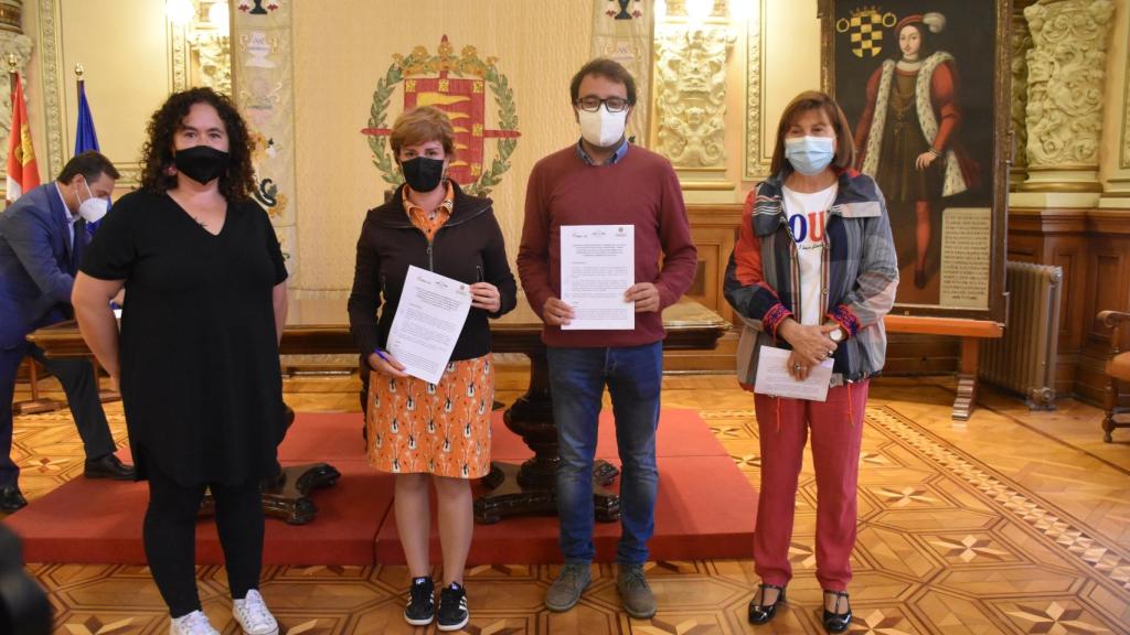 Representantes del Ayuntamiento y VallaEcolid tras la firma del convenio