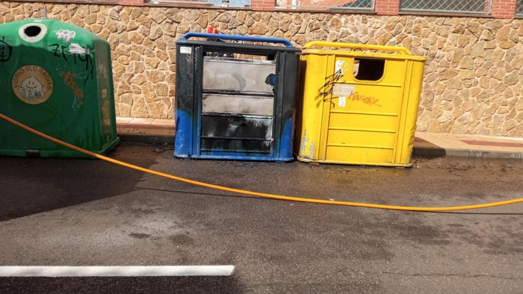 Contenedor de papel quemado por dos menores en Benavente