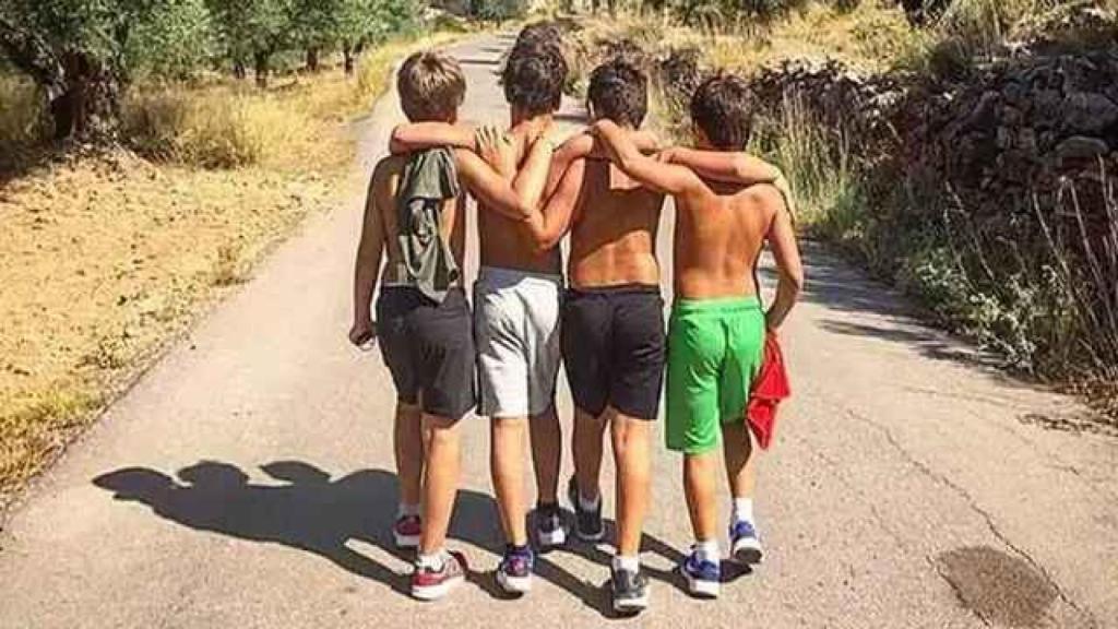 Los cuatros hijos de Nacho Palau y Miguel Bosé, juntos en Chelva.