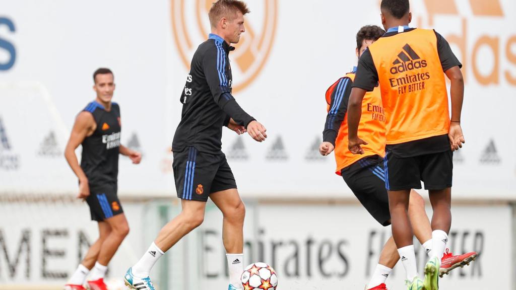Toni Kroos en un entrenamiento junto a sus compañeros