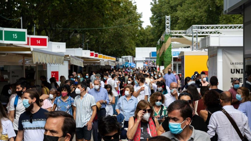 Ambiente en la Feria del Libro de Madrid. Foto: Sergio Cadierno