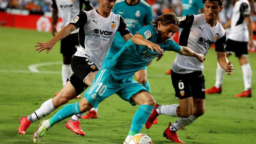 Luka Modric durante el Valencia - Real Madrid