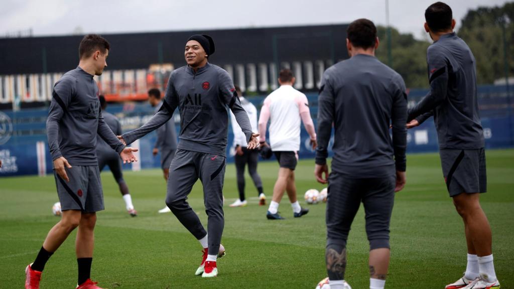Mbappé durante un entrenamiento con el PSG