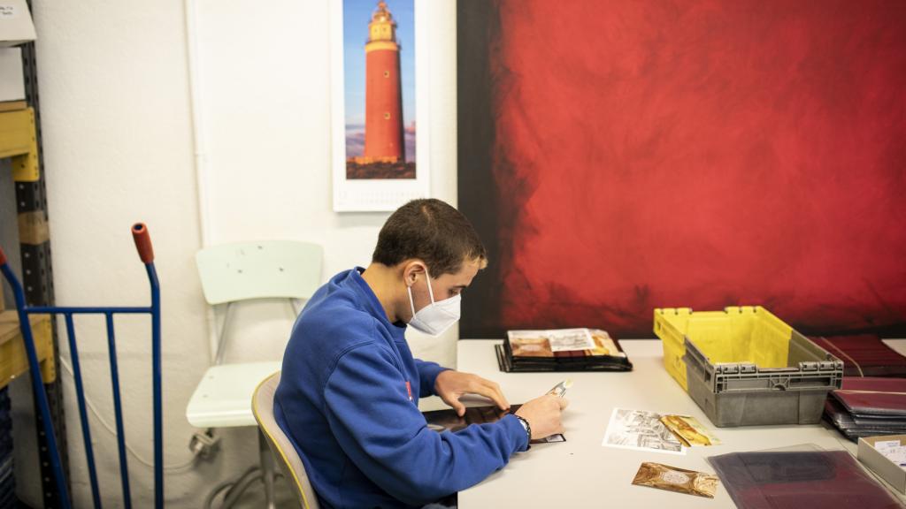 Desde 2005, A LA PAR manipula las nuevas emisiones de sellos para los abonados filatélicos de Correos.