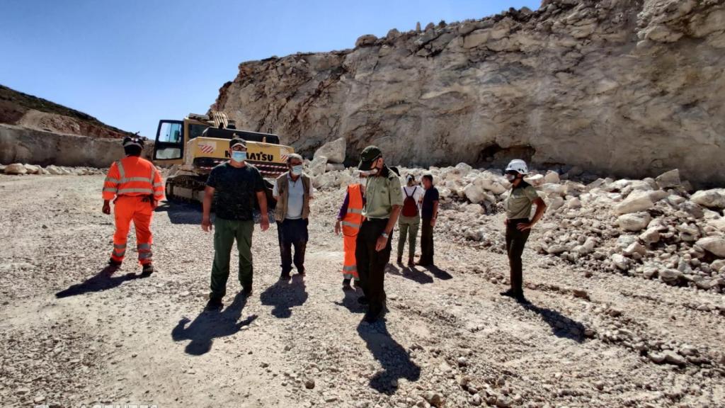 Agentes de Medio Ambiente, junto a la cueva