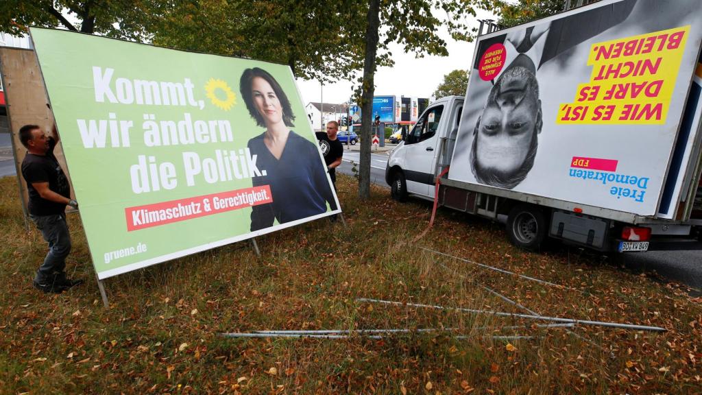 Un cartel electoral de Los Verdes (izquierda) junto a otro de los liberales (derecha)