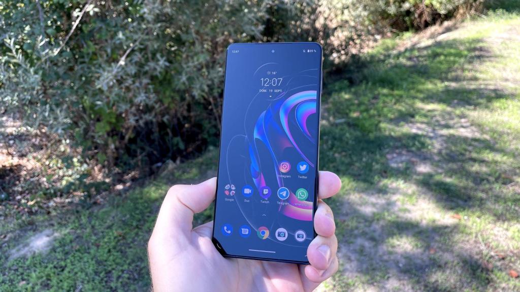 Pantalla del Motorola Edge 20 Pro en exteriores.