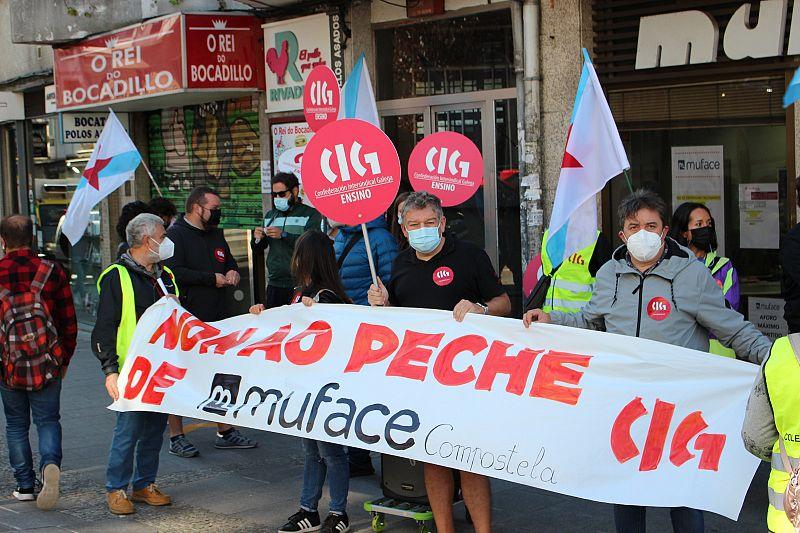Concentración de la CIG frente a la oficina de Muface en Santiago (CIG).