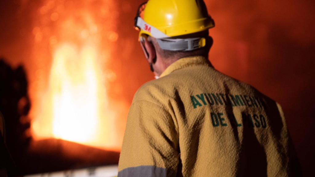 Un operario del Ayuntamiento de El Paso ante el volcán.