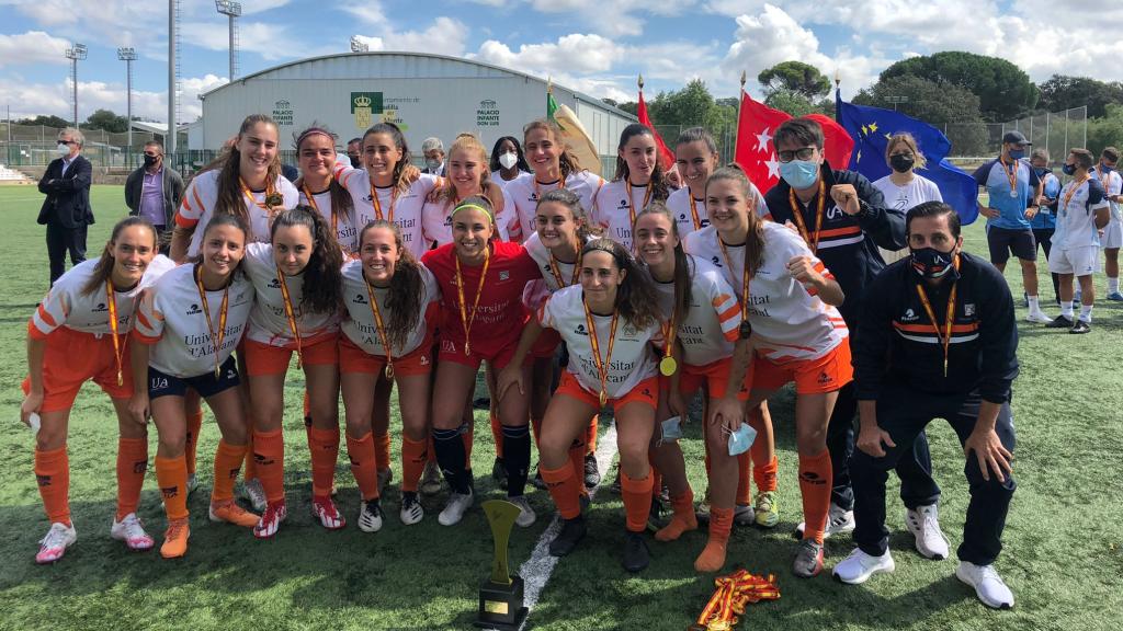 Las campeonas posando con la copa.