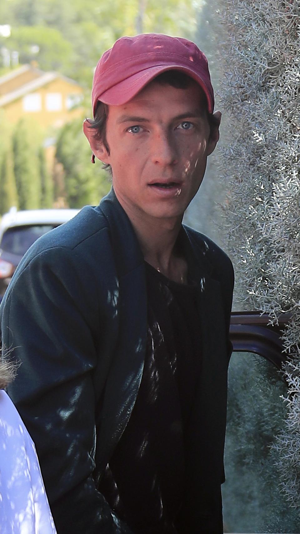 Camilo Blanes en la puerta de su casa en Torrelodones.