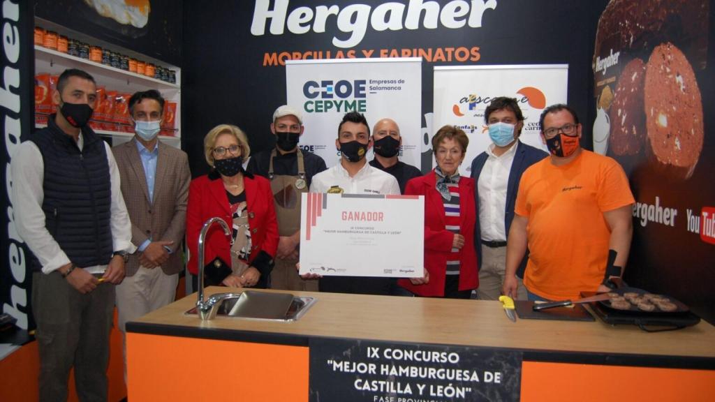 Entrega del diploma a la hamburguesa que representará a Salamanca