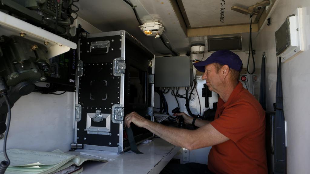 Técnico en el interior de un Active Denial System