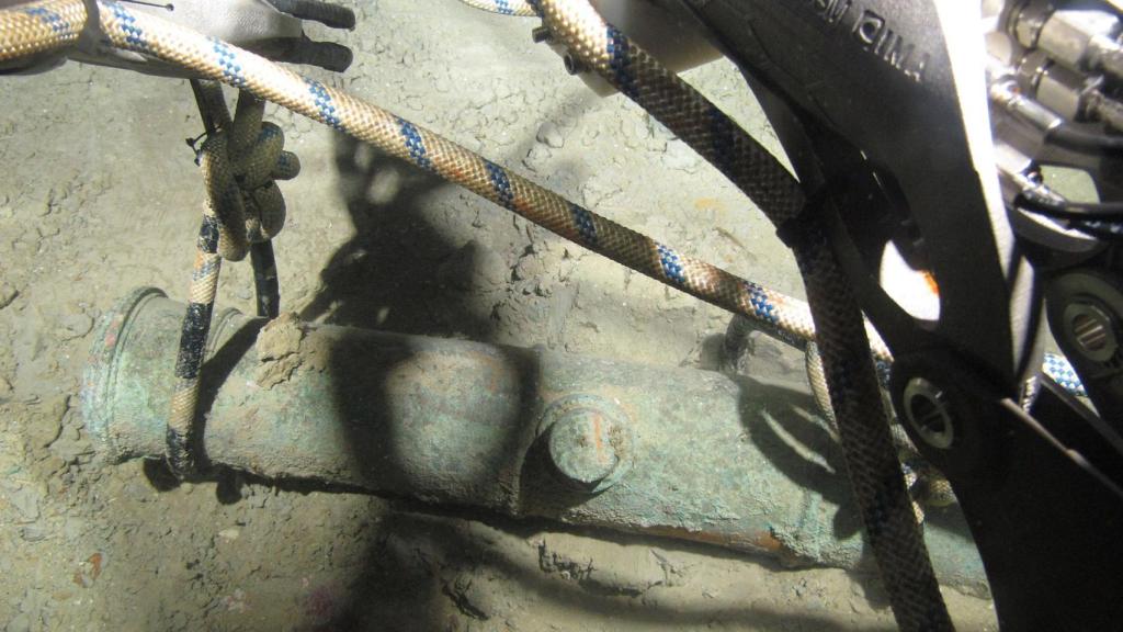 Recuperación de uno de los cañones de la Mercedes a más de un kilómetro de profundidad.