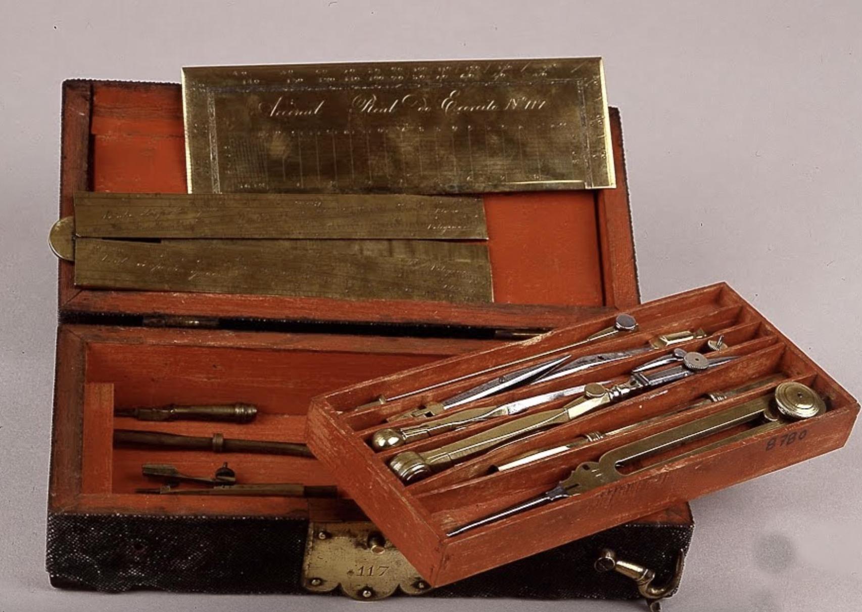 Caja de compases y medidas empleadas en ingeniería naval para el diseño de las construcciones.