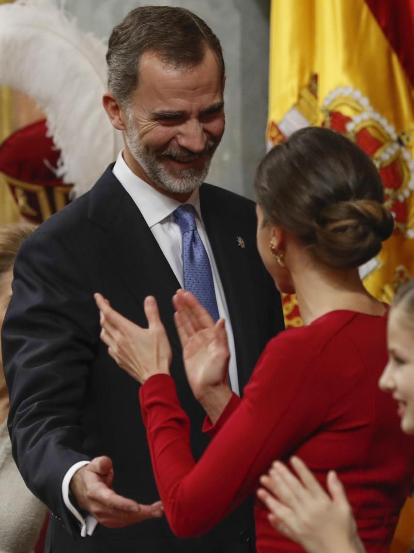 Letizia aplaude efusivamente a Felipe VI tras su discurso en el 40 aniversario de la Constitución Española.