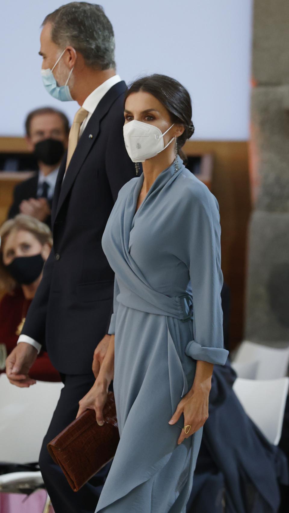 Letizia llevó un 'clutch' del mismo color que sus zapatos.