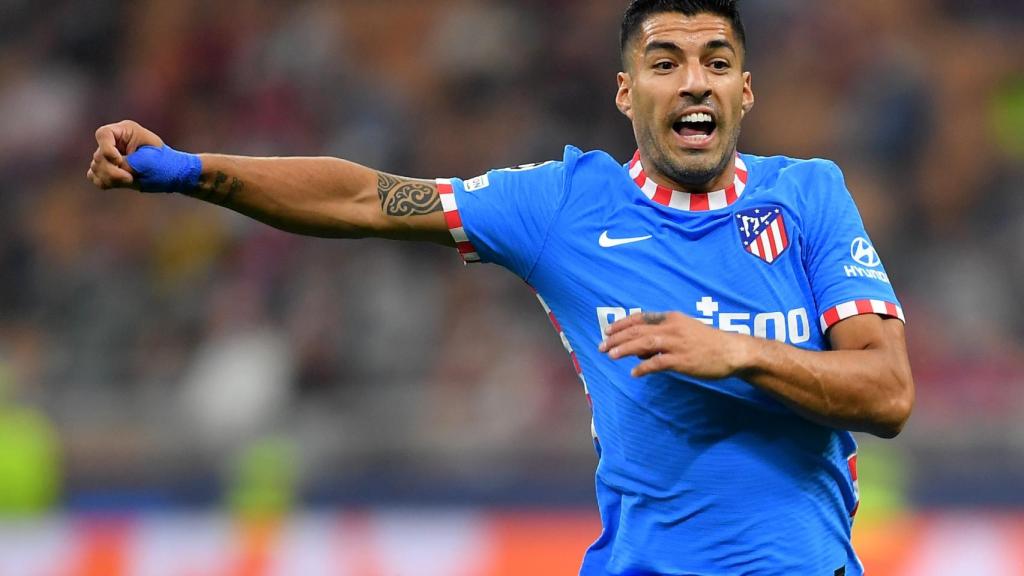 Luis Suárez en la carrera por un balón