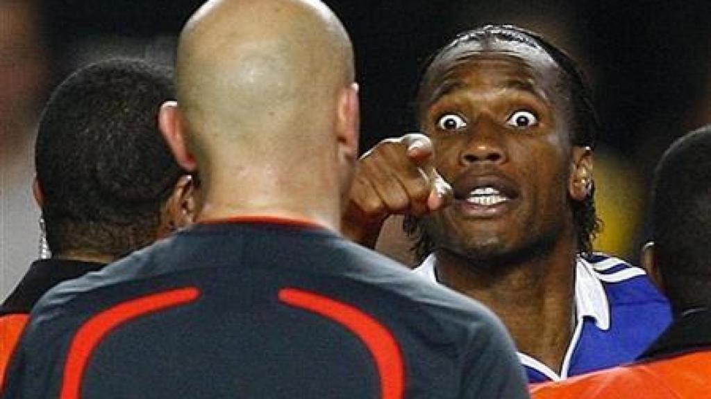 Drogba señalando a Ovrebo por el escándalo arbitral del Chelsea - Barcelona de 2009