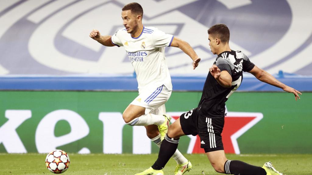 Eden Hazard evita la entrada de Fernando Costanza