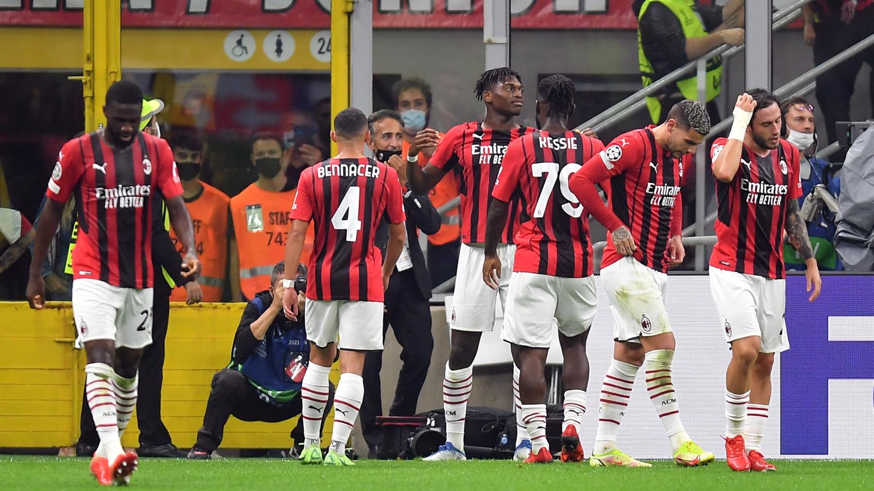 Los jugadores del AC Milan celebran su gol al Atlético