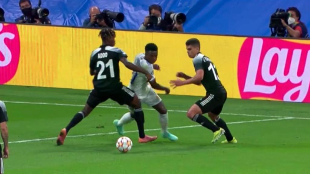 Penalti pitado sobre Vinicius