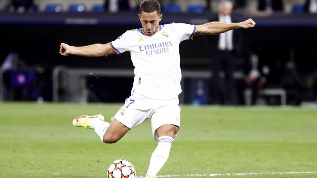 Eden Hazard dispara a portería desde dentro del área del Sheriff