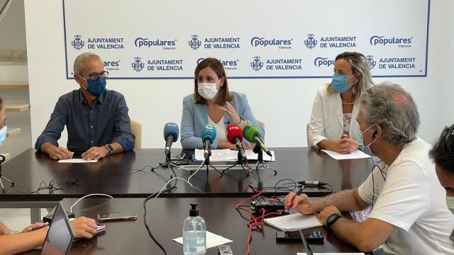 María José Catalá, en el centro. EE