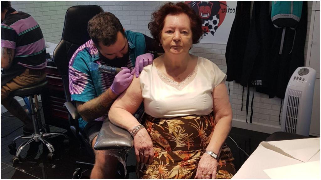 Carmen en el estudio Loco Blow haciéndose el tatuaje.