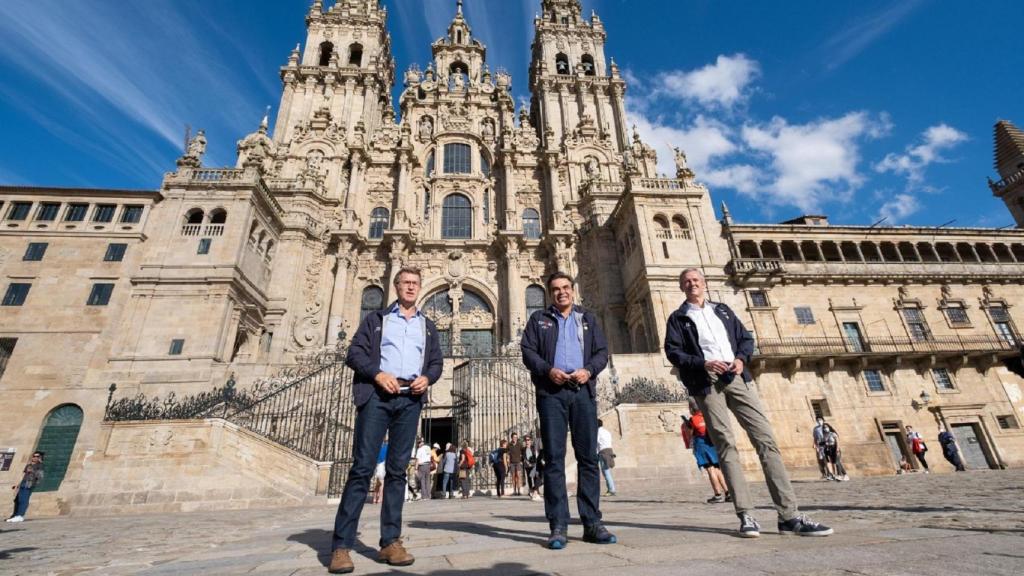 El vicepresidente de la Comisión Europea, Margaritis Schinas (centro), durante su visita a Santiago de Compostela.