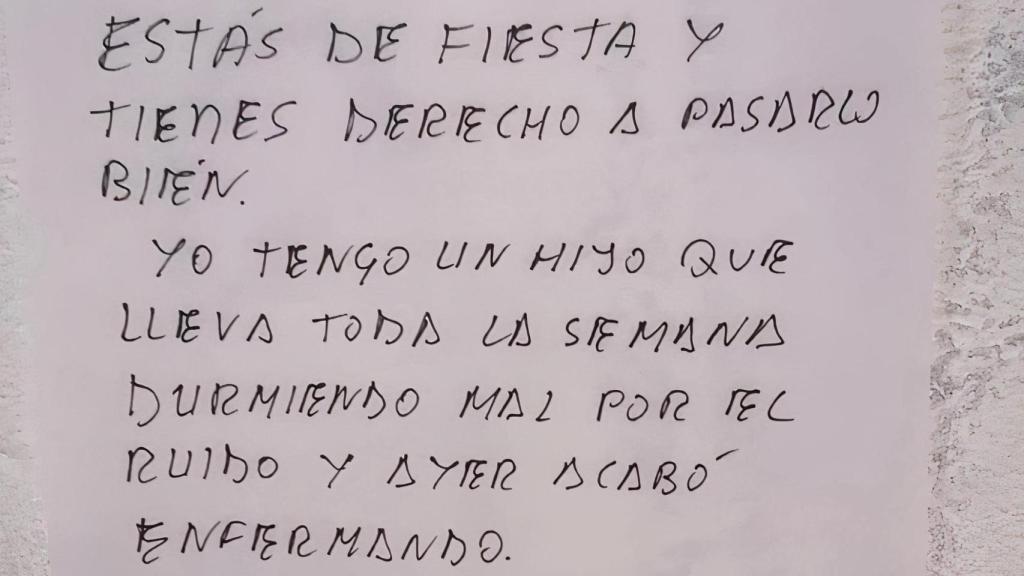 Cartel colgado en la puerta del local por un vecino de la zona