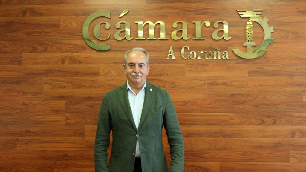 El presidente de la Cámara de Comercio de A Coruña, Antonio Couceiro, en la sede de la entidad.