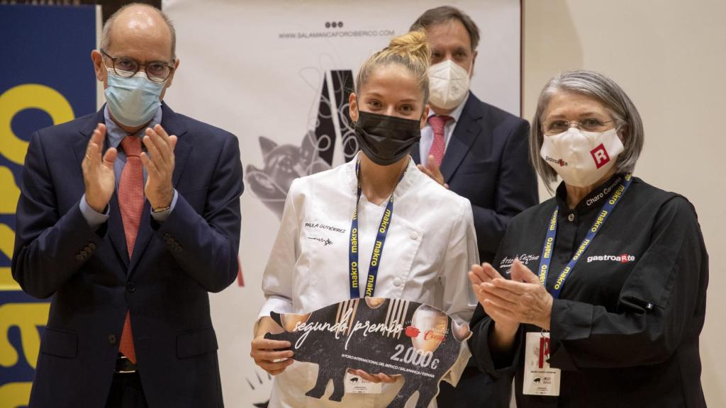 Final del tercer Concurso Internacional de Cocina con Ibérico. El presidente de la Diputación de Salamanca, Javier Iglesias y Charo Carmona entregaron el segundo premio a Paula Gutiérrez
