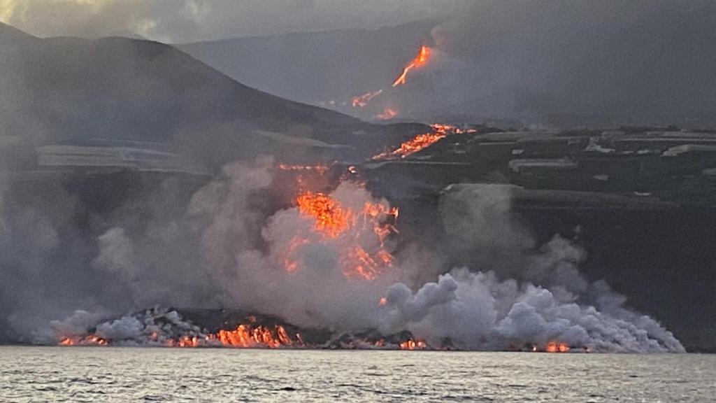 Imagen de la lava llegando al mar desde el buque de Ramón Margalef.