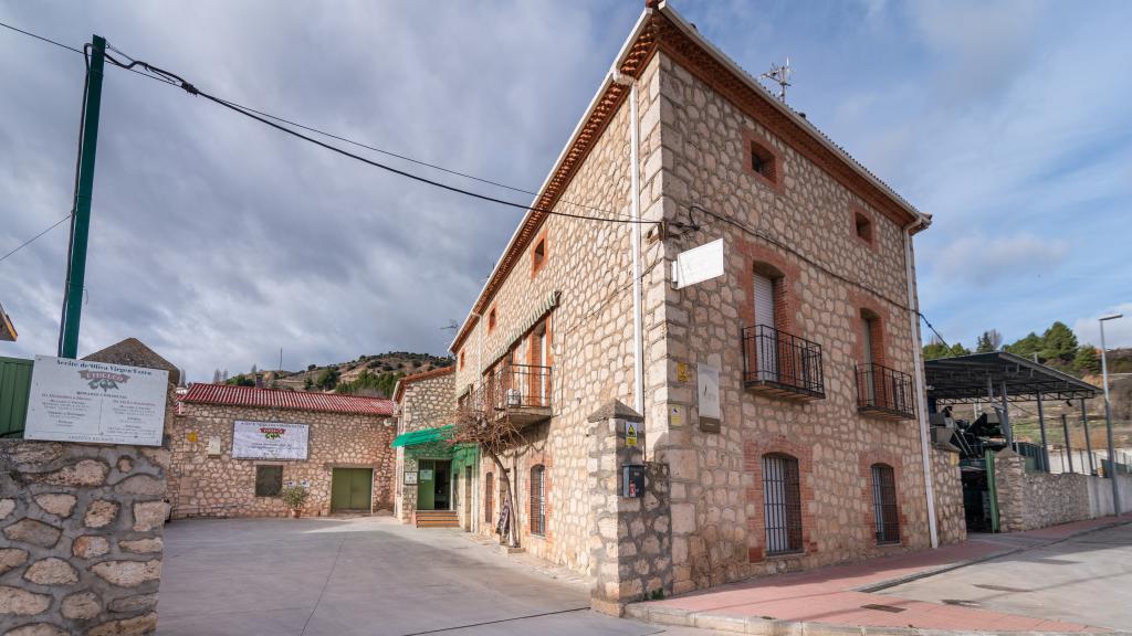 Vista exterior de la almazara de Aceites Delgado, en Loranca de Tajuña.