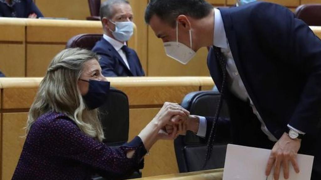 Pedro Sánchez saluda a Yolanda Díaz en el Senado.