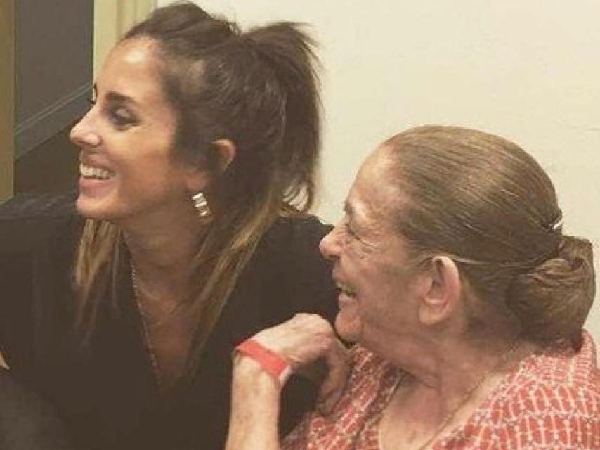 Anabel Pantoja junto a su yaya, Ana Martín, en una imagen de sus redes sociales.