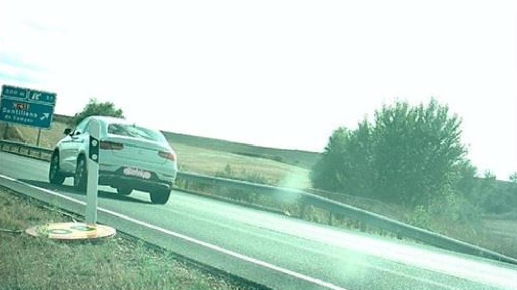 Instantánea del coche a su paso por el radar. - SUBD. GOBIERNO PALENCIA.