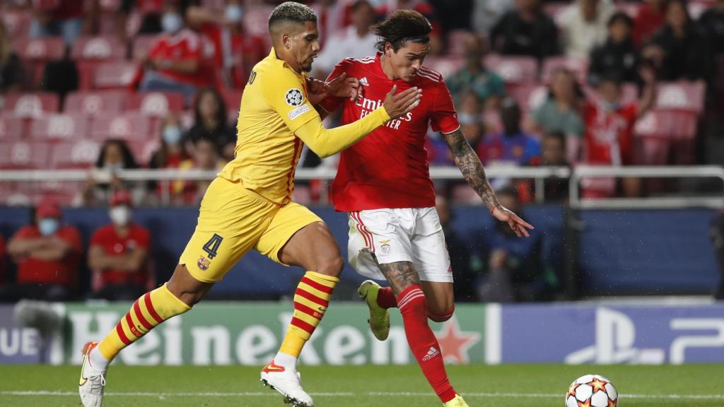 Darwin Núñez en acción con Ronald Araujo, en el Benfica - Barcelona de la Champions League 2021/2022