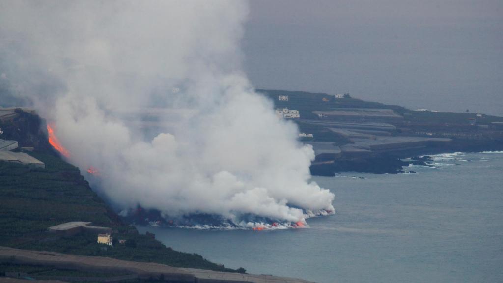 La lava del volcán de La Palma llega al mar.