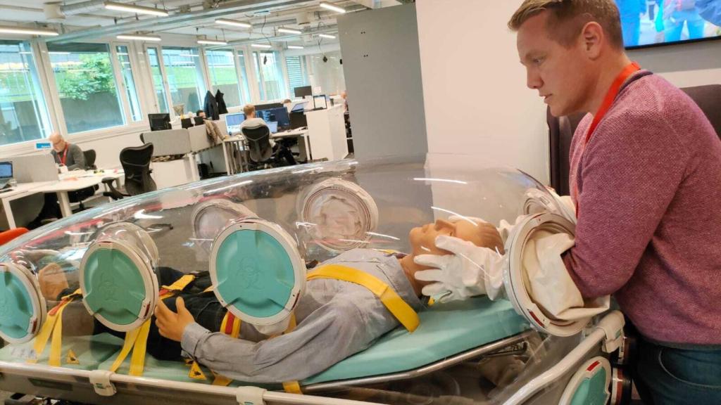 Michael Eimstad, vicepresidente de Ventas y Marketing de EpiGuard, demostrando el funcionamiento de la cápsula para el transporte de pacientes infecciosos. Foto: A. Iglesias Fraga.