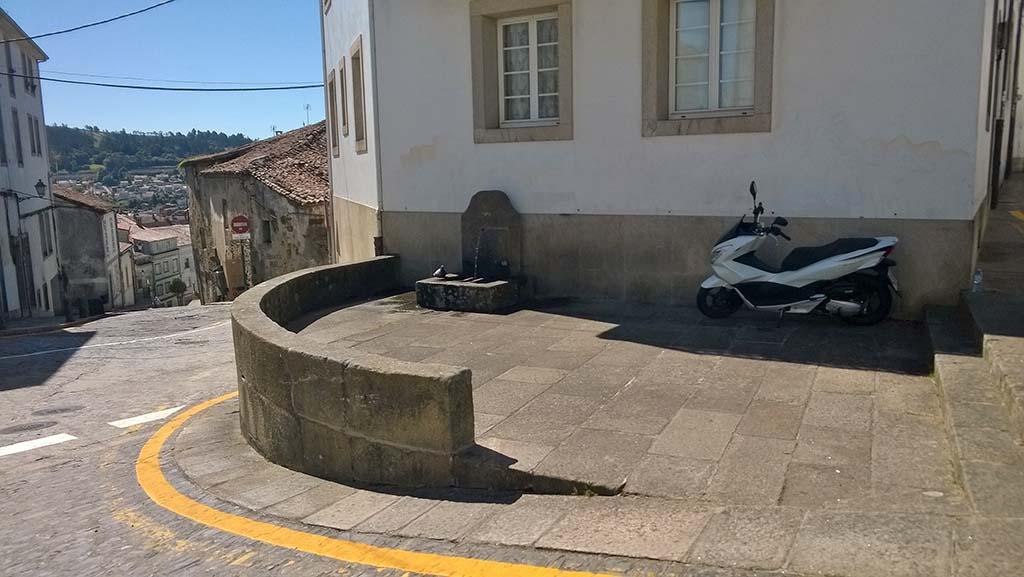 Así estaba antes la fuente (Fuente: Compostela Verde)